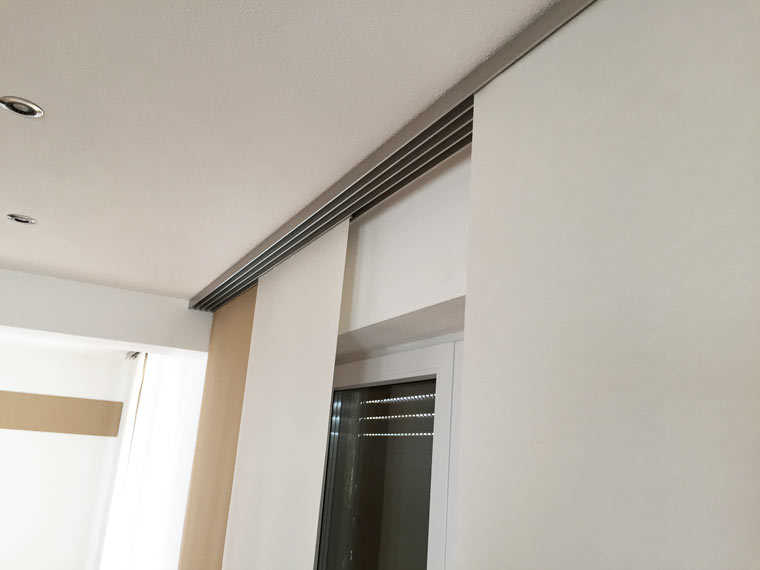 Anbringung von Flächenvorhang